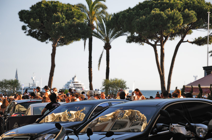 Festival de Cannes : reportage d'ambiance, le public sur la Croisette et au pied des palaces attendant d'entrevoir une star, le port et les yachts où les maisons de production et les chaînes de télévision installent leur quartier général. Rendez-vous pour le festival 2011 dès le 11 mai.
