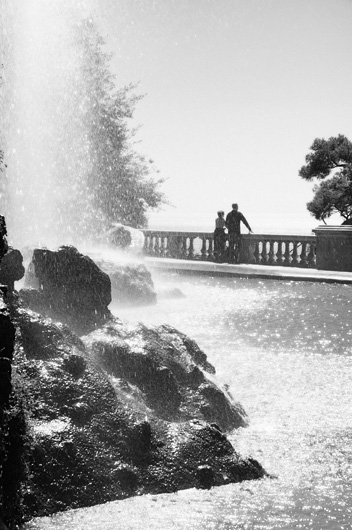 Couple regardanr la baie des Anges, cascade du Château, Nice