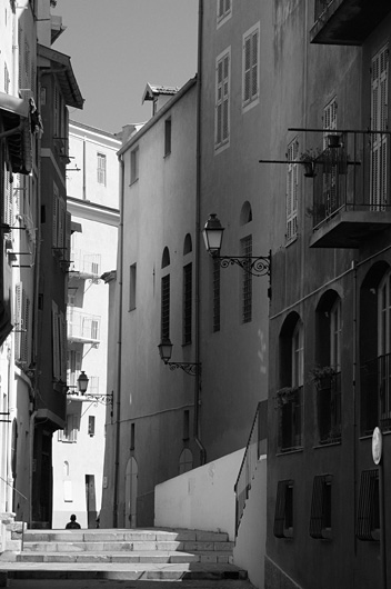 Silhouette dans une rue du vieux Nice
