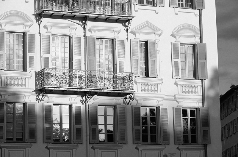Immeuble restauré aux façades en trompe l'&oelig;l, place Garibaldi, Nice