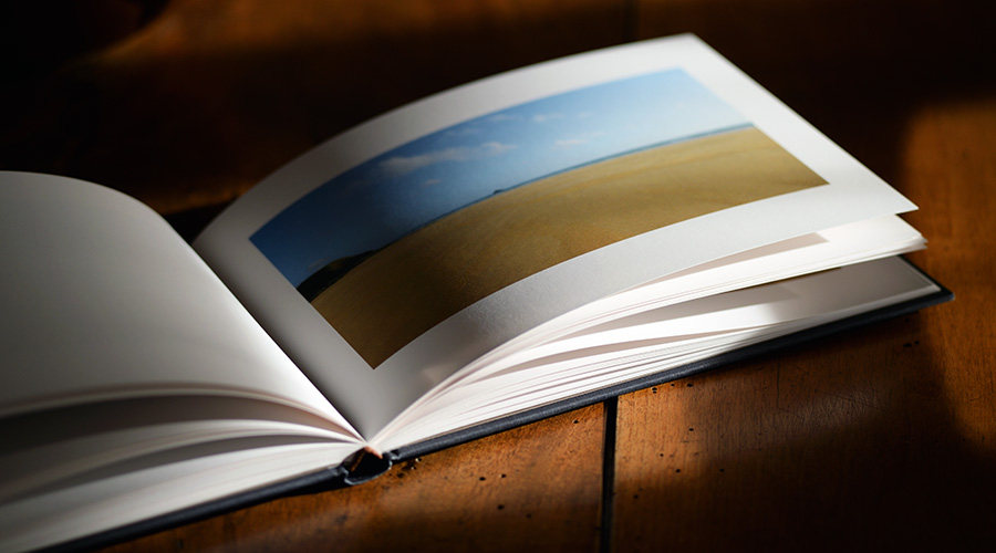 Beau livre de photographie Bretagne : photographie d'une double page du livre, plage de La Palue, presqu'île de Crozon