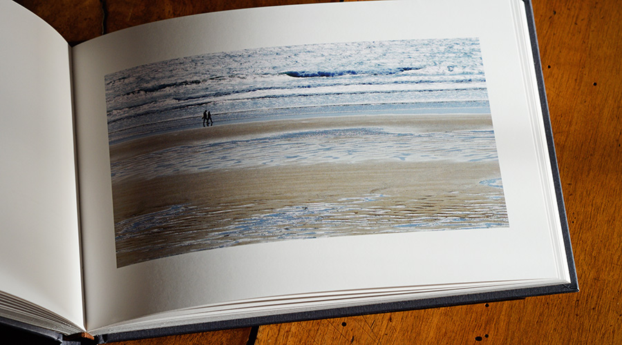 Livre tourisme Bretagne : photographie d'une double page, plage de La Palue
