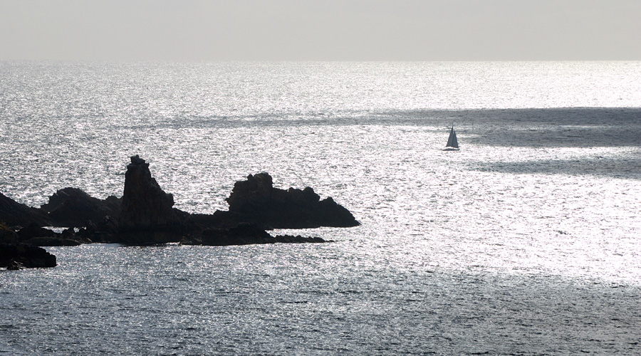 Beau livre photo Bretagne : voilier au large de Brest