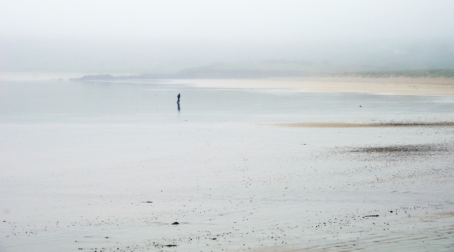 Beau livre photo Bretagne : plage de Goulien, dans la brume, presqu'île de Crozon